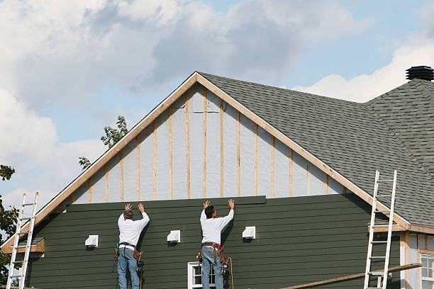 Professional Vinyl Siding technician working in Lakemore, OH